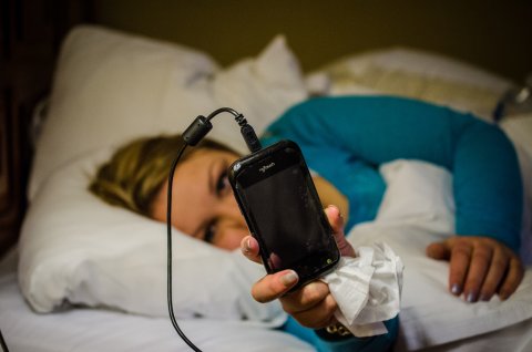 brain blue-light-smartphone-bed
